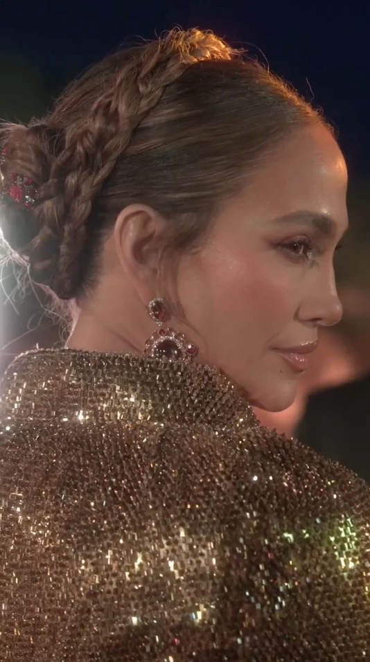 Jennifer López y su opulento look de Dolce & Gabbana.