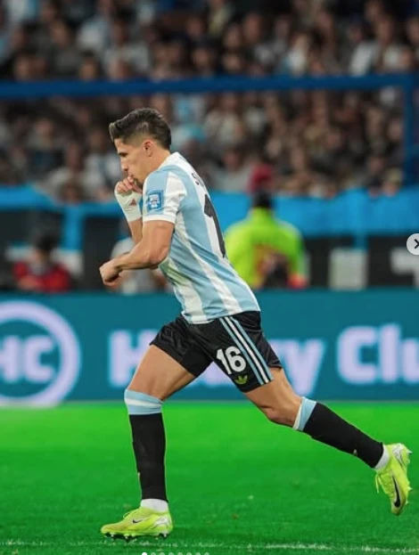Gianluca Simeone juega contra Inglaterra