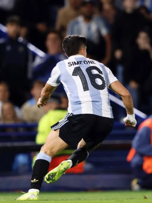 Gianluca Simeone juega contra Inglaterra