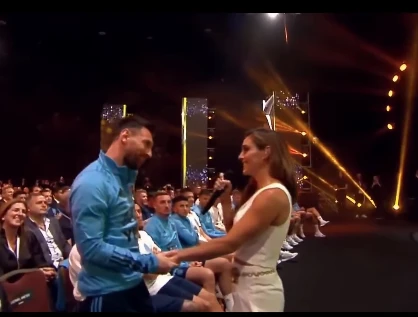 La Sole y Messi cantando su tema "Brindis".