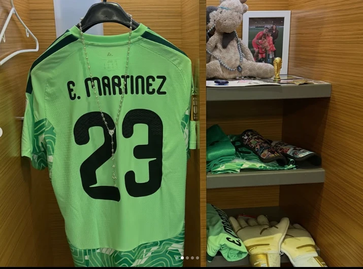 El "Dibu" Martínez  besando la medalla de segundo puesto. 