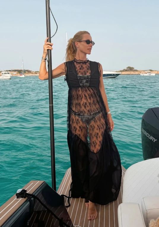 Nicole Neumann marcó tendencia con un look para la playa.