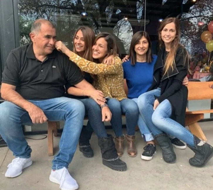 Antonela Roccuzzo, sus padres y sus hermanas, Carla y Paula