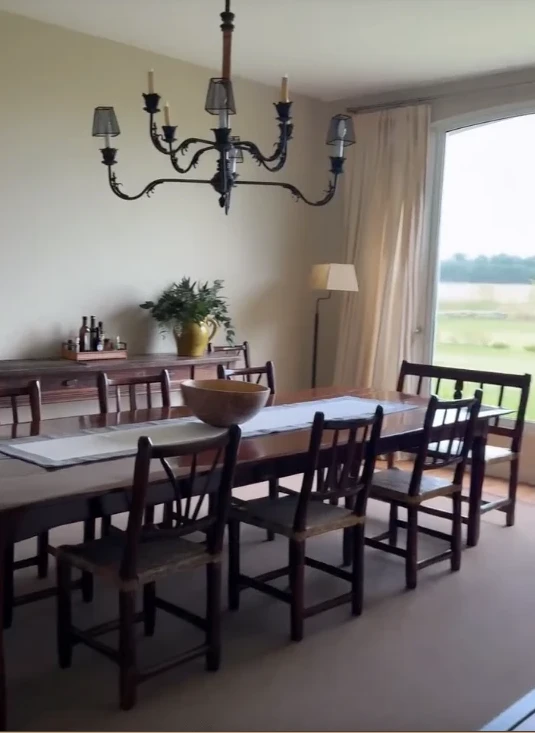 Así es la casa de campo del Dibu Martínez en Mar del Plata: piedra, madera y un diseño que invita al descanso