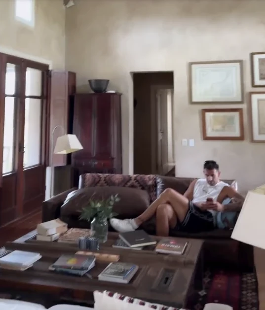 Así es la casa de campo del Dibu Martínez en Mar del Plata: piedra, madera y un diseño que invita al descanso