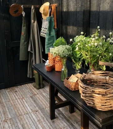 Las canastas son el ítem deco más funcional en el vivero de Juliana