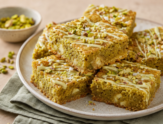 Blondie de pistacho con chocolate blanco: la receta húmeda y cremosa que compite con el brownie