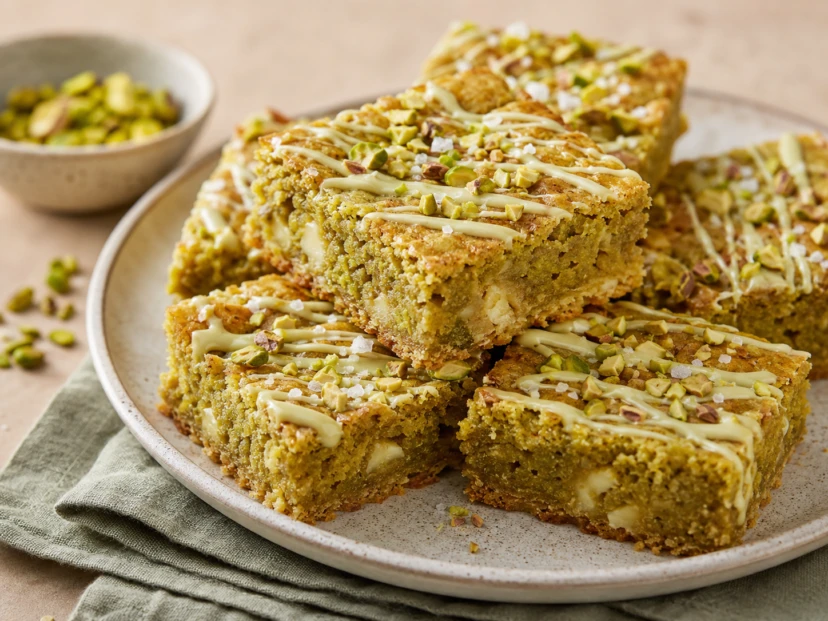 Blondie de pistacho con chocolate blanco: la receta húmeda y cremosa que compite con el brownie