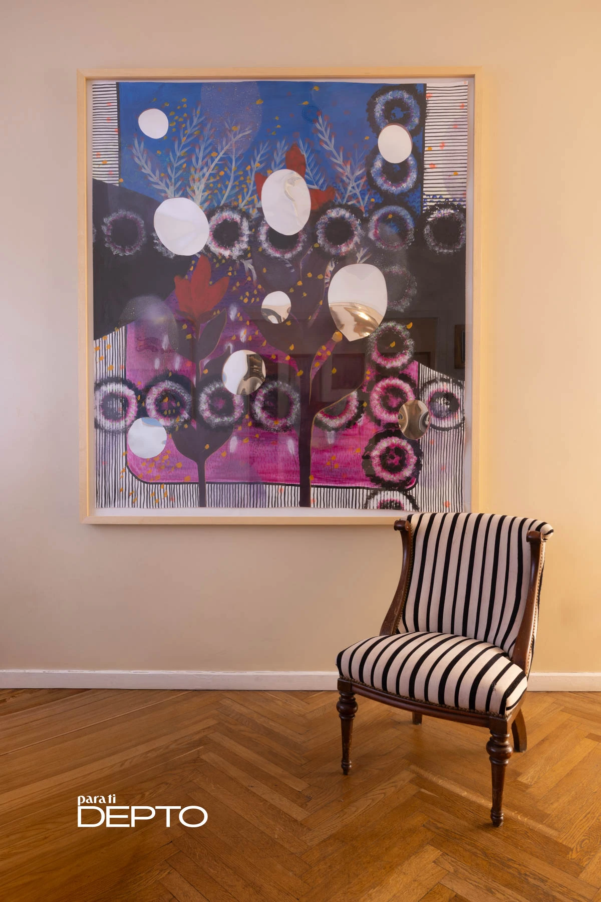 Una obra de Juliana Iriart en la sala de estar familiar. 