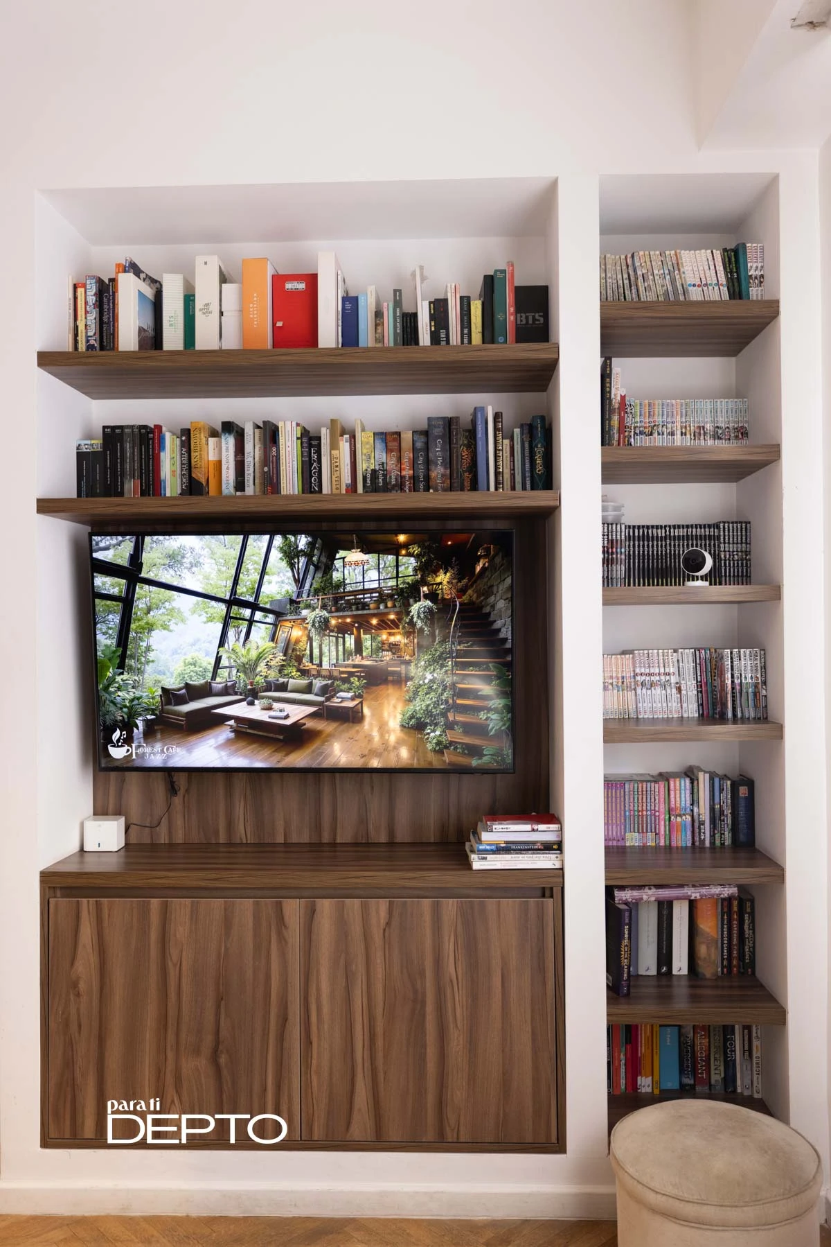 La biblioteca y mueble de smart TV del dormitorio principal. 