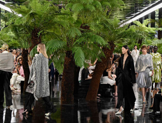 Dior deslumbró en la Alta Costura de París con un desfile inspirado en un jardín tropical