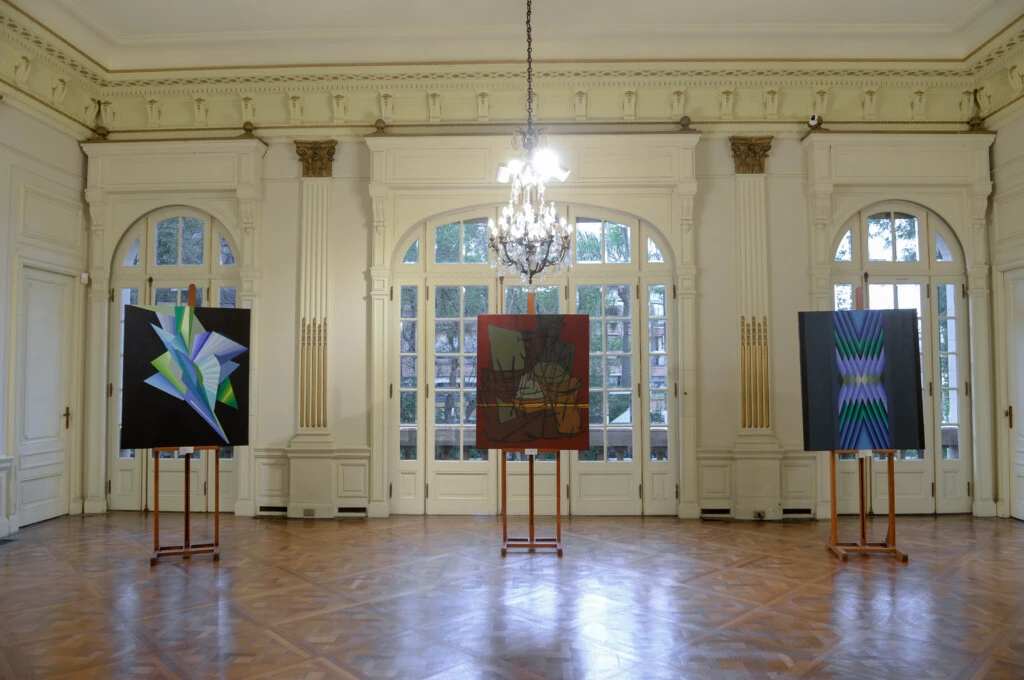 Los antiguos ambientes familiares fueron transformados en salas de exposición, permitiendo que el edificio encontrara una nueva función sin renunciar a su esencia.