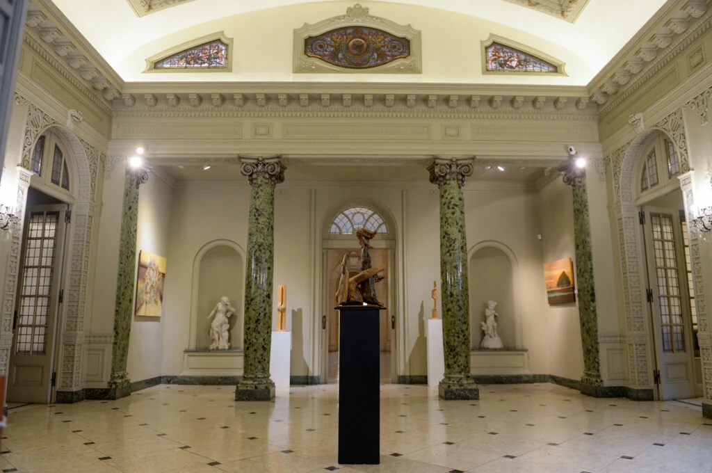 El hall principal del Palacio Raggio, restaurado y puesto en valor, mantiene intactos sus detalles originales y hoy funciona como espacio para exposiciones y actividades culturales.