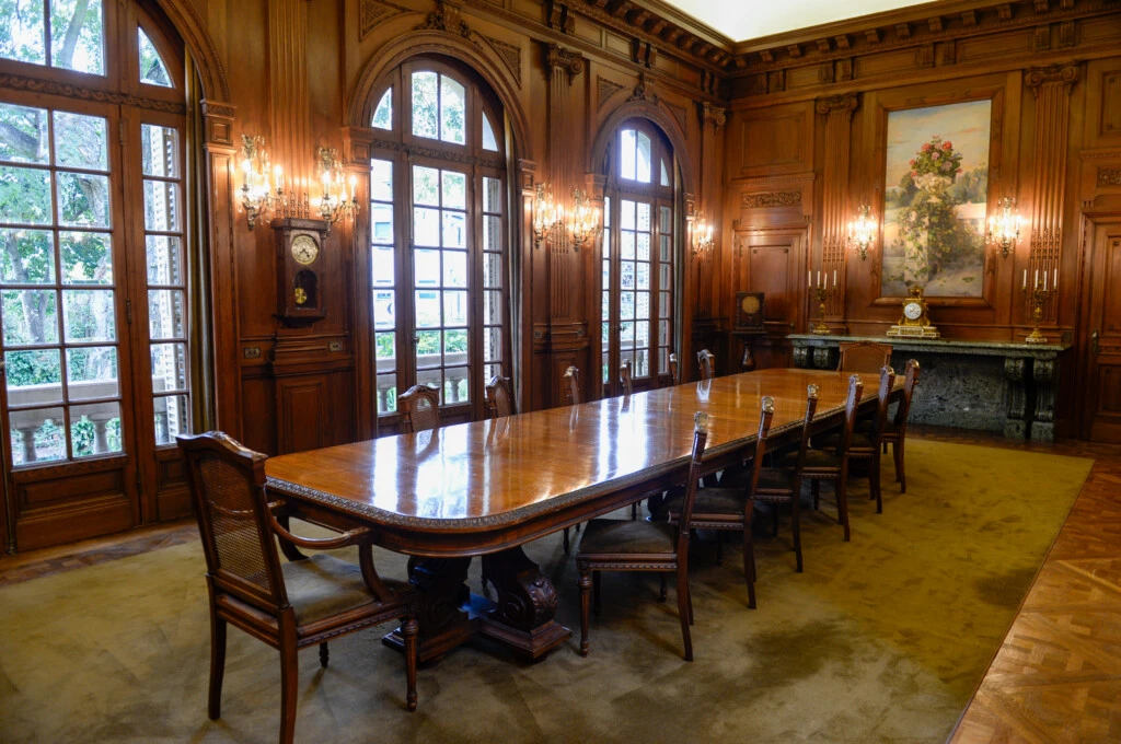 Recorrer el antiguo comedor es viajar en el tiempo: el mobiliario original, la boiserie de madera y los grandes ventanales conservan la atmósfera de la residencia familiar.