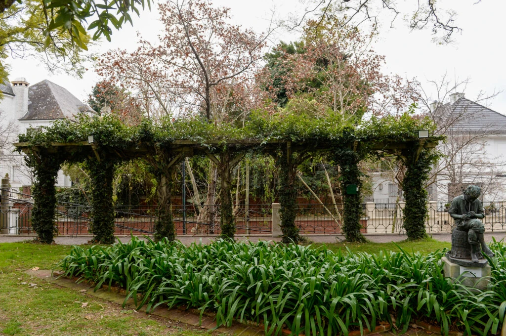 La residencia fue concebida para dialogar con el paisaje. Aun hoy, la arquitectura y el parque parecen formar parte de una misma composición.