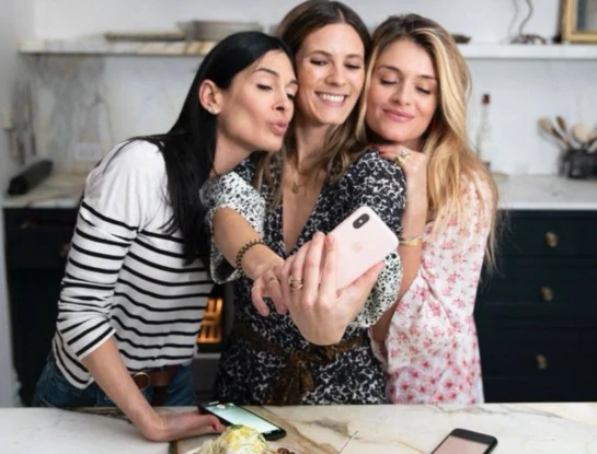 Día del Amigo low cost: 5 ideas virales de TikTok para armar un planazo en casa sin gastar de más