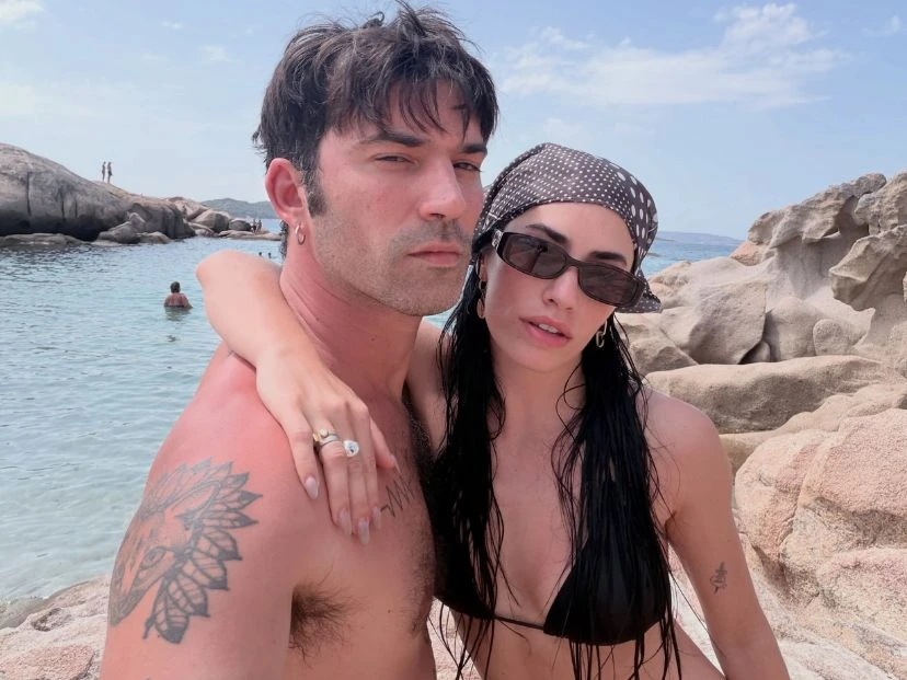 Las vacaciones de Lali Espósito y Pedro Rosemblat en Cerdeña: playas paradisíacas, amigos y un emotivo guiño a Maradona