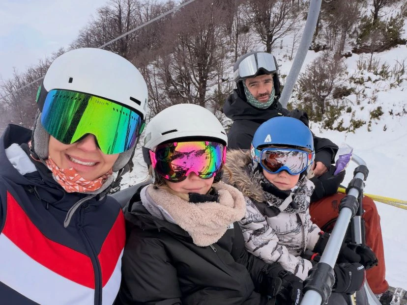 Las vacaciones de invierno de Marcela Kloosterboer en Bariloche junto a su familia: nieve, chocolate y paisajes soñados