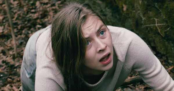 um thriller sobre uma mulher que precisa sobreviver na floresta e está no top 2