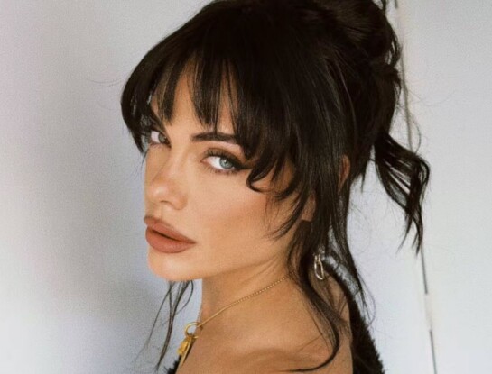 Emilia Attias apostó por un look urbano de inspiración dosmilera que marca tendencia