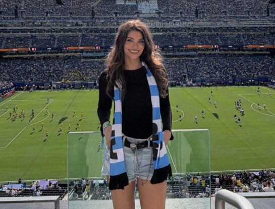 El look casual de Eva De Dominici para asistir al partido entre Francia y Suecia junto a su hijo Cairo