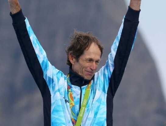 Quién es Santiago Lange, el deportista argentino que superó un cáncer de pulmón y ganó una medalla de oro olímpica