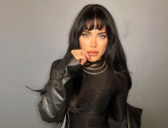 Emilia Attias sorprendió con un look urbano de inspiración rockera y noventosa