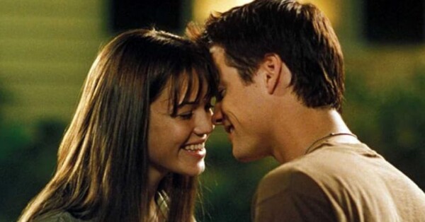Drama romântico dos anos 2000 estrelado por Mandy Moore, perfeito para ver no fim de semana prolongado
