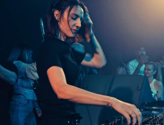 El video viral de la DJ embarazada: la historia detrás de Amelie Lens y su sueño de convertirse en mamá