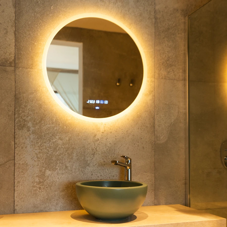 Espejo inteligente para baño con iluminación LED integrada, funciones táctiles y diseño minimalista sobre una bacha moderna.