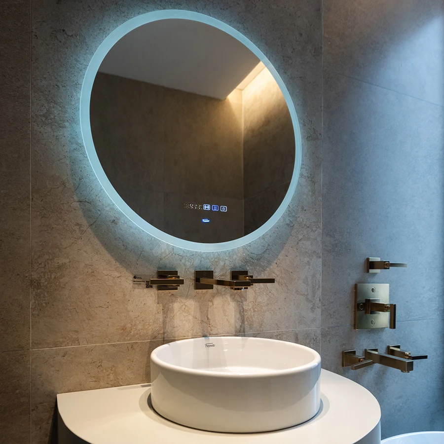 Espejo inteligente para baño con iluminación LED integrada, funciones táctiles y diseño minimalista sobre una bacha moderna.