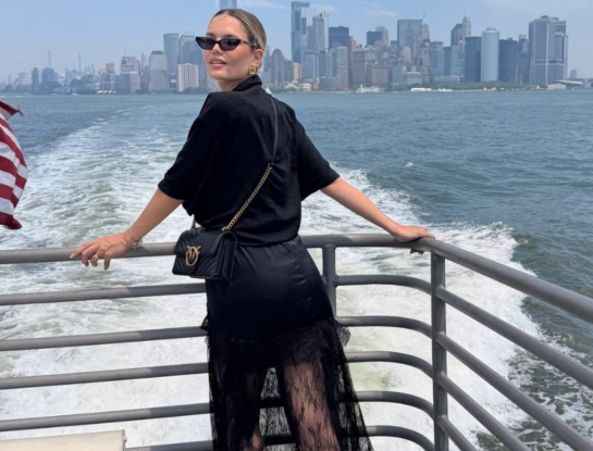 Eva Bargiela mostró el look full black ideal para recorrer Nueva York con estilo