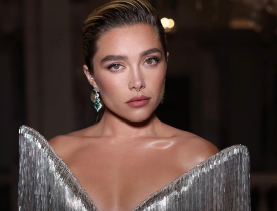 Florence Pugh deslumbró con un vestido escultórico de flecos plateados en la premiere de Spider-Man: Un nuevo día
