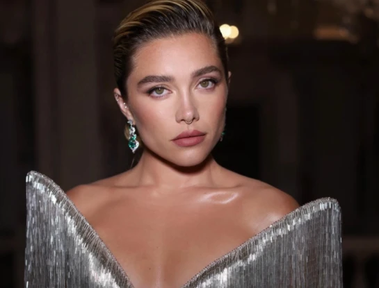 Florence Pugh deslumbró con un vestido escultórico de flecos plateados en la premiere de Spider-Man: Un nuevo día
