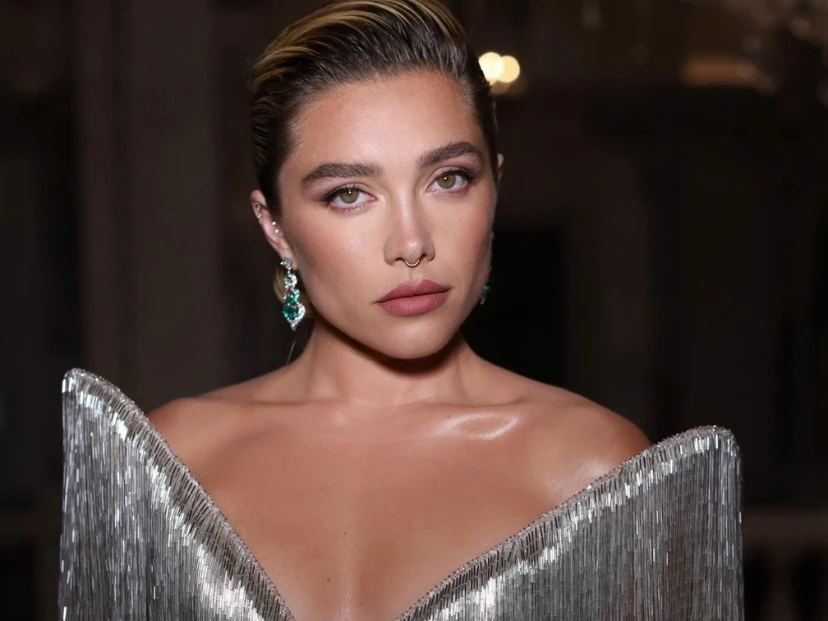 Florence Pugh deslumbró con un vestido escultórico de flecos plateados en la premiere de Spider-Man: Un nuevo día