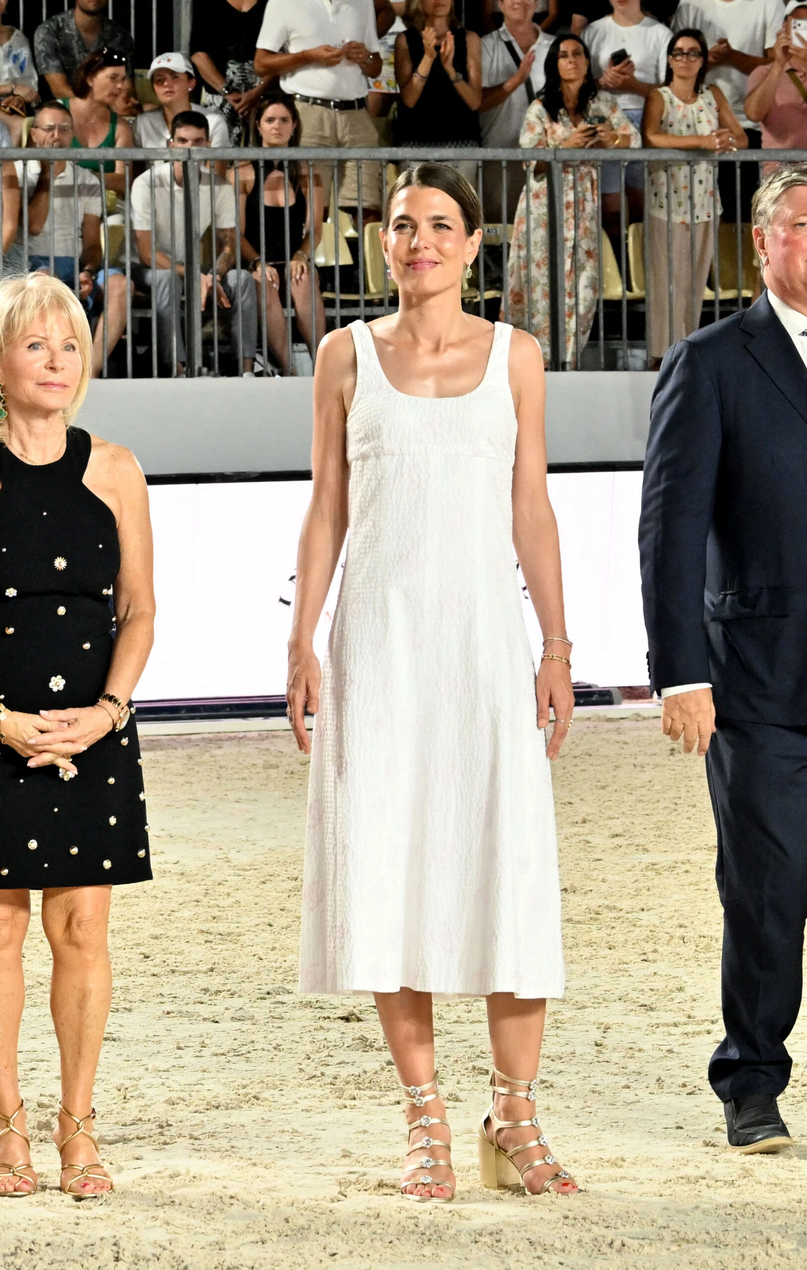 Charlotte Casiraghi con un vestido minimalista con sandalias doradas.