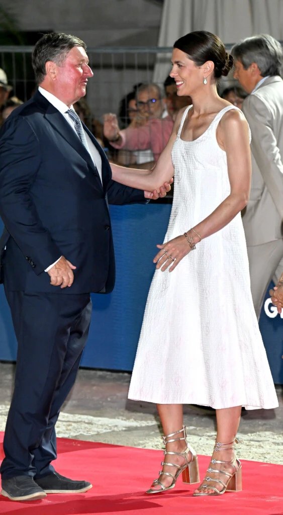 Charlotte Casiraghi con un vestido minimalista con sandalias doradas.