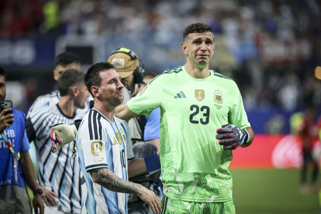 Messi y el Dibu Martínez