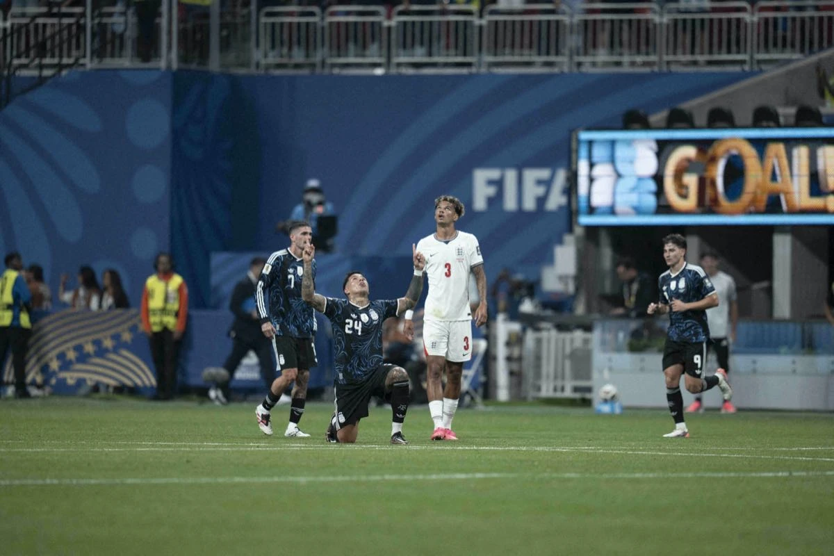 Enzo Fernández festejando su gol.