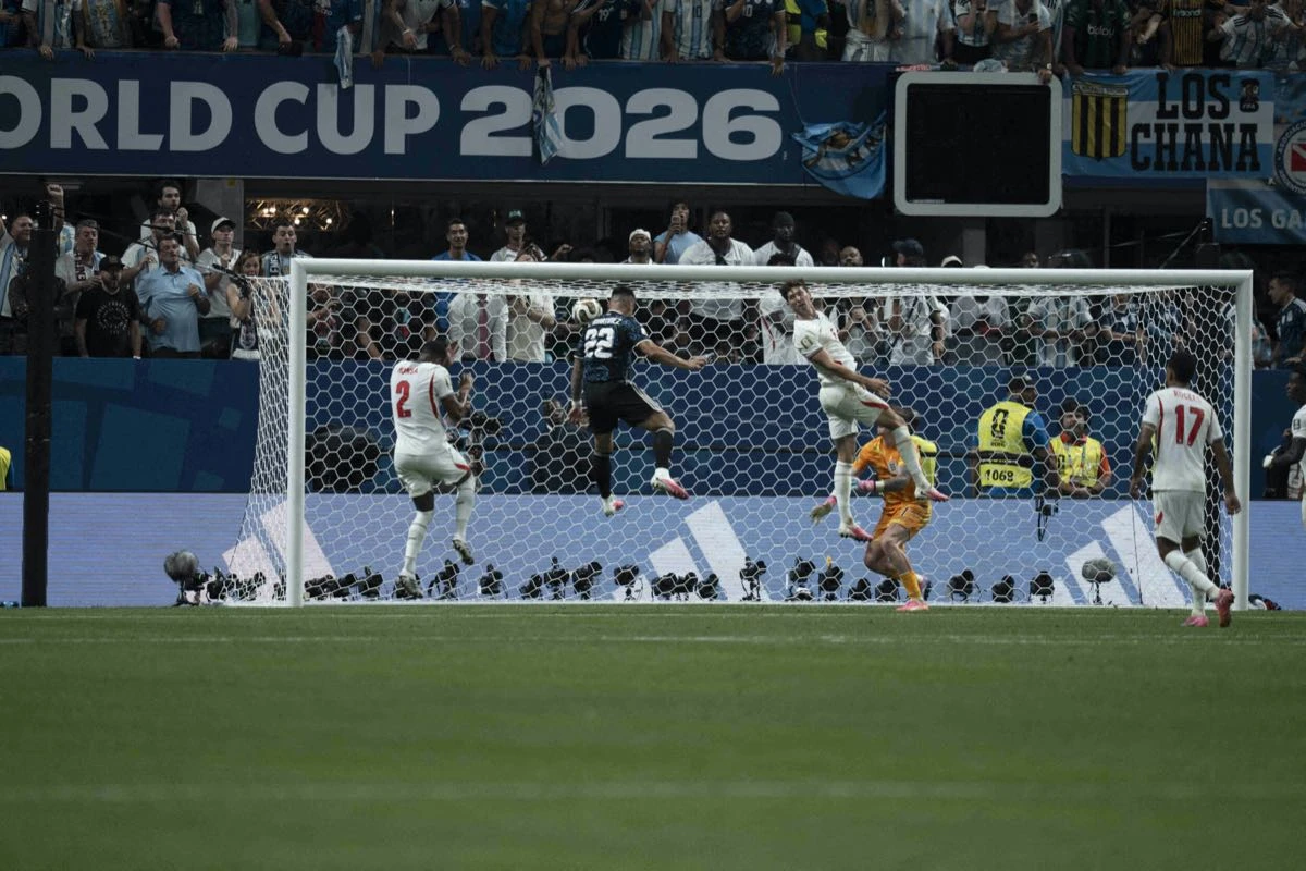 Lautaro Martínez y su victorioso cabezazo que terminó en gol.