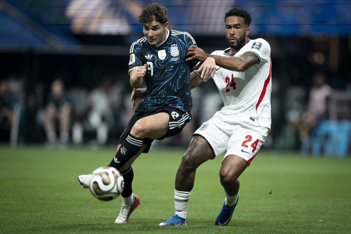 Julián Álvarez contra Reece James.