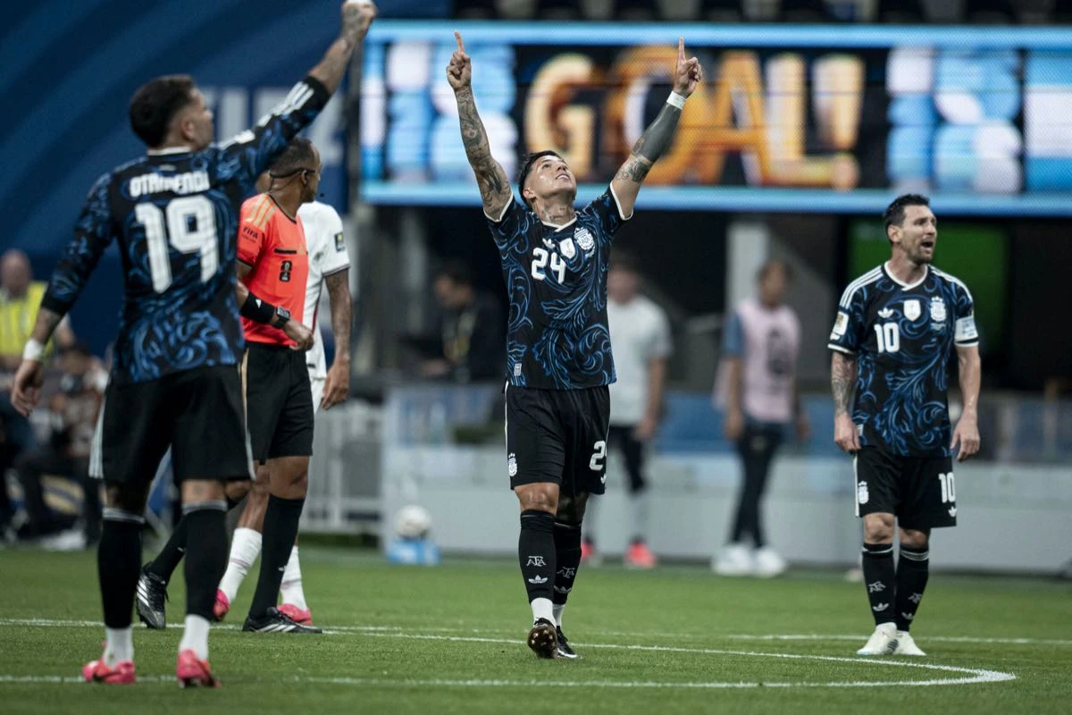 Enzo Fernández festejando su gol.