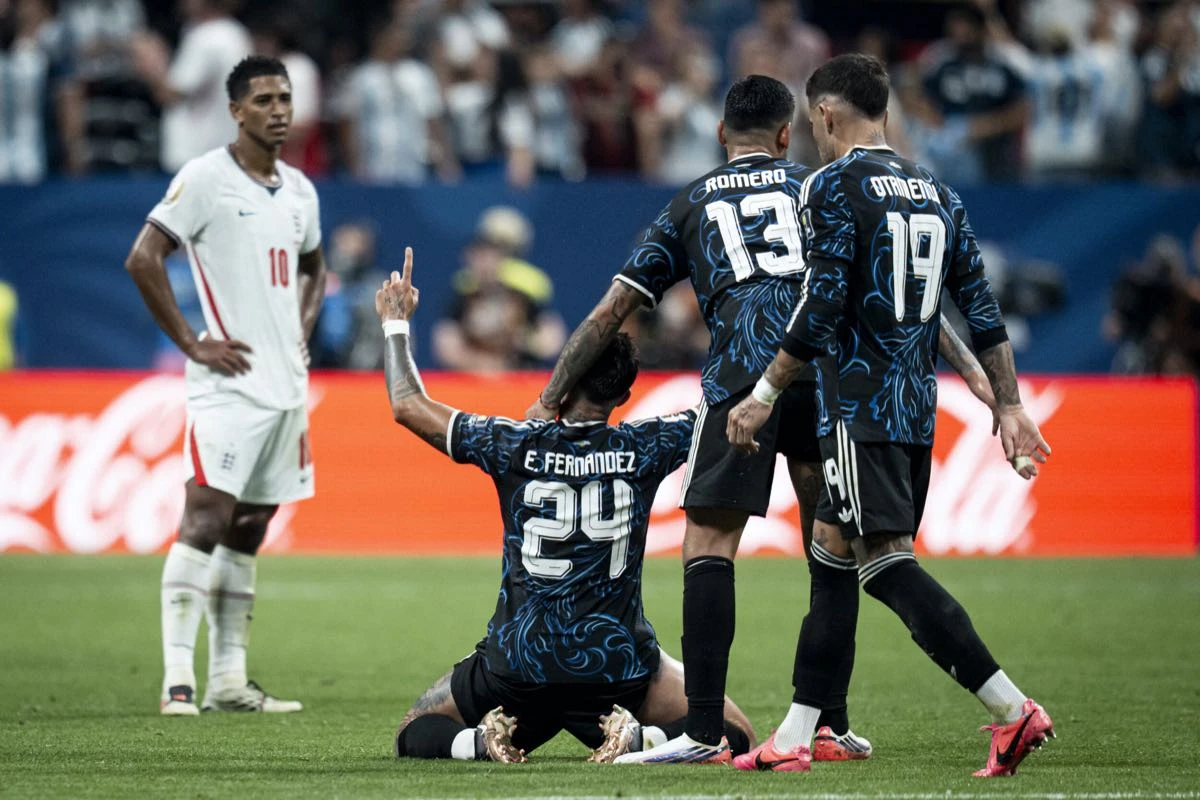 Enzo Fernández festejando su gol.