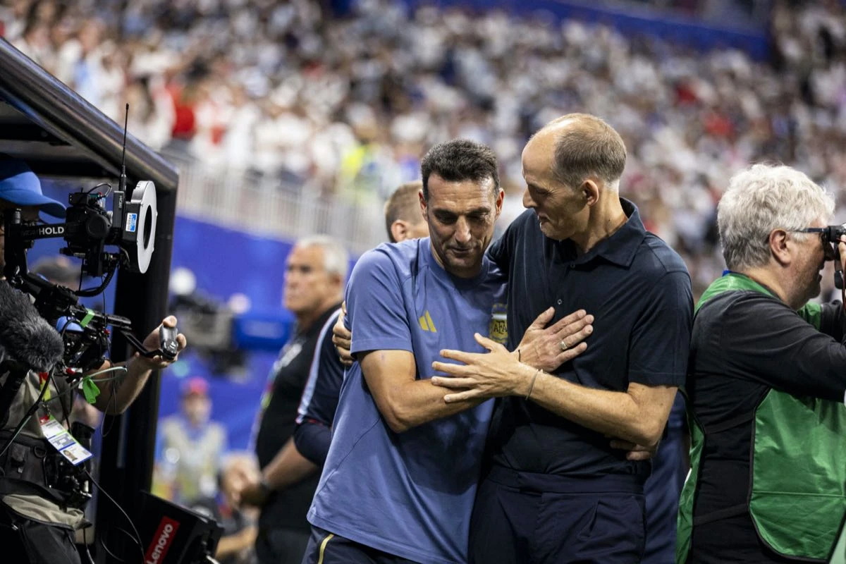 Los entrenadores Lionel Sebastián Scaloni y Thomas Tuchel.