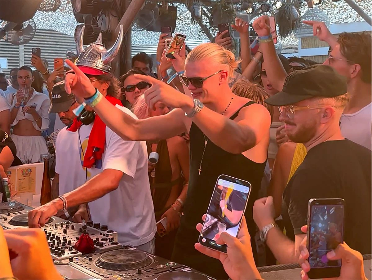 Erling Haaland celebró sus 26 años en “Shellona”, un restaurante en Saint-Tropez, Francia.