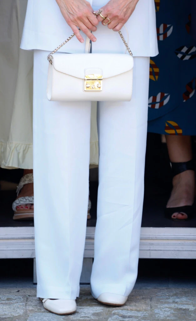 La reina Letizia lució un look de tendencia en Cadiz.
