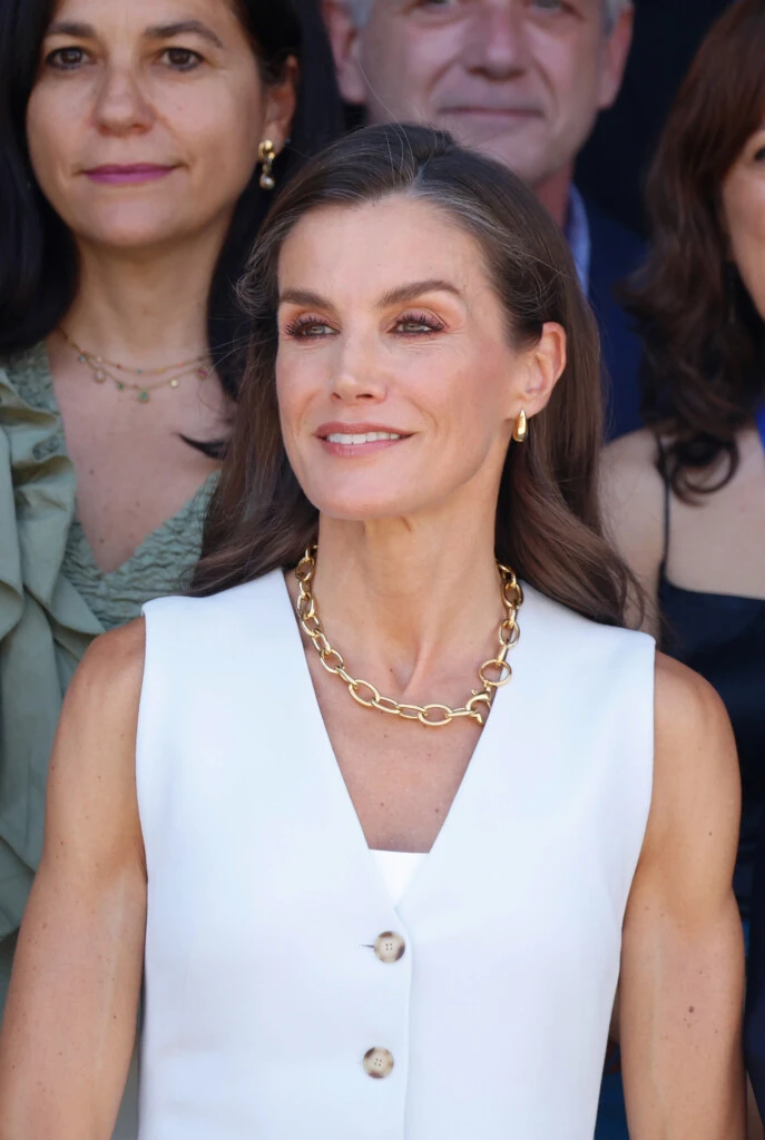 La reina Letizia lució un look de tendencia en Cadiz.
