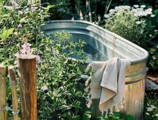 Ni pileta ni jacuzzi: garden tub, la tendencia deco que redefine el relax al aire libre