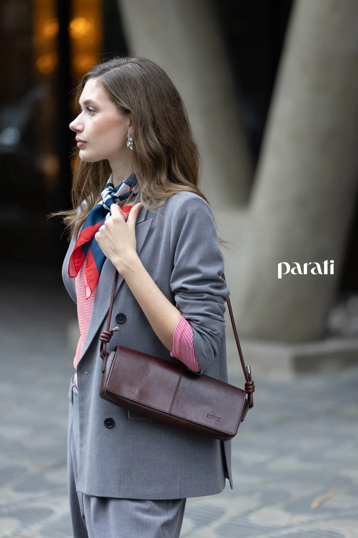 Traje de blazer cruzado y pantalón gris @claraibargurenoficial, remera manga larga rayada @boliviauniverso, pañuelo combinado @perramusoficial, cartera de cuero bordó @mishkabuenosaires y aros flor plateados @ritace.accesorios