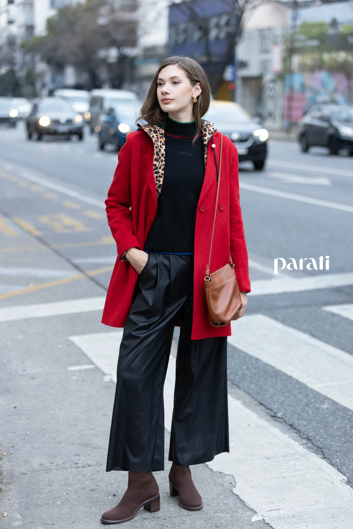 Tapado de lana rojo, cruzado @perramusoficial, campera animal print @hunterbootsar, suéter polera de lana negra @boliviauniverso, pantalón de ecocuero negro @mishkabuenosaires, botas marrones capellada tejida @mishkabuenosaires. Mini bag de cuero marrón @mishkabuenosaires, aros gota dorados @ritace.accesorios.